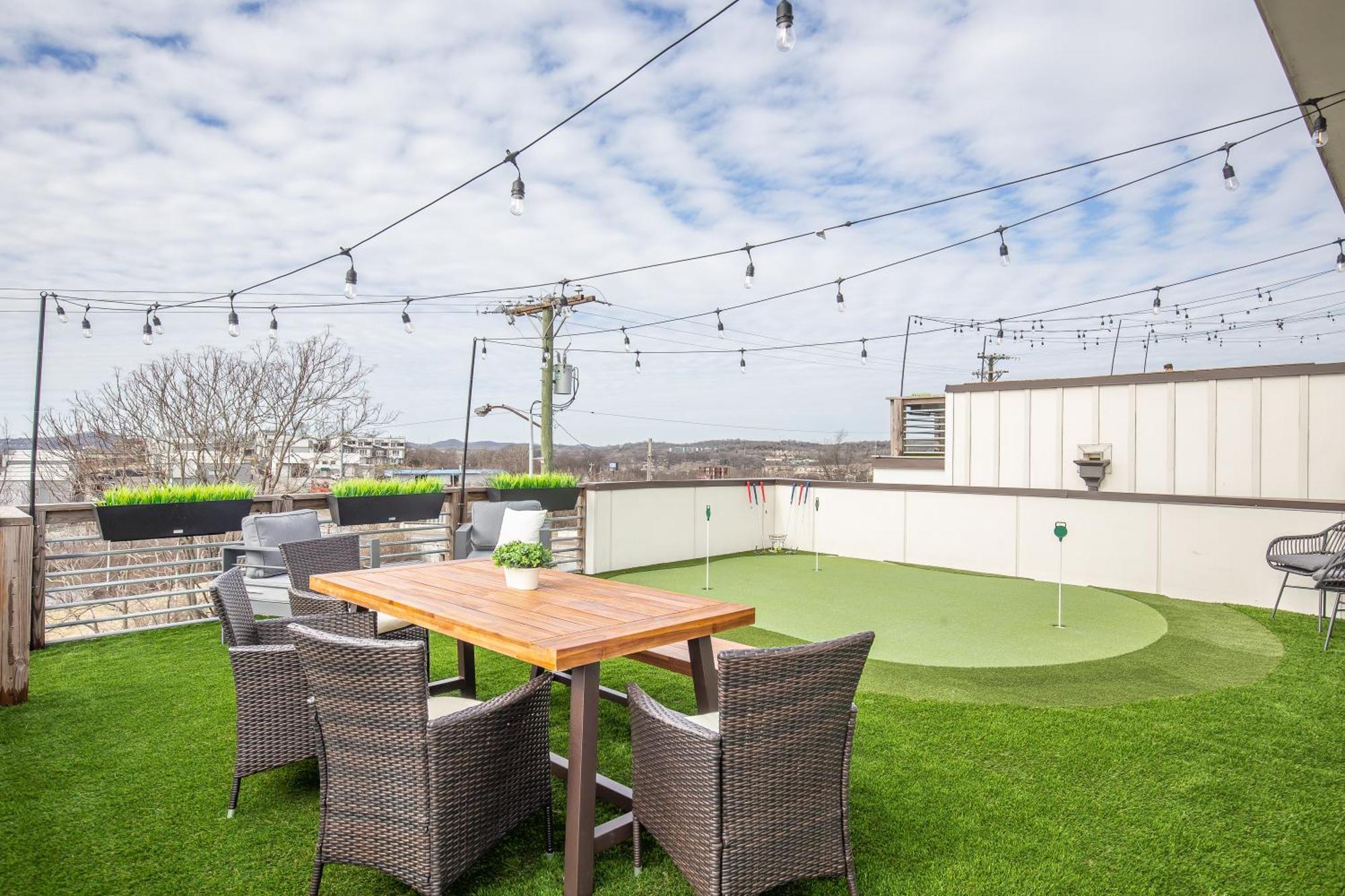 Whiskey House With Rooftop Golf, City Views! 8Min To Downtown! Sleeps 9! Nashville Buitenkant foto